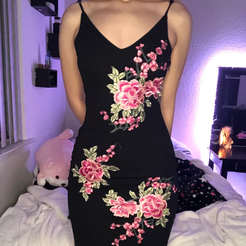 Black bodycon dress w flowers